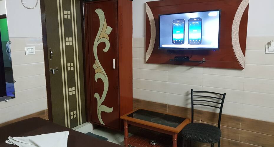 Hotel Hasini Grand Lodge, Guntur 4