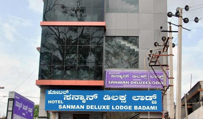 I Roomz Sanman Delux, Badami 1