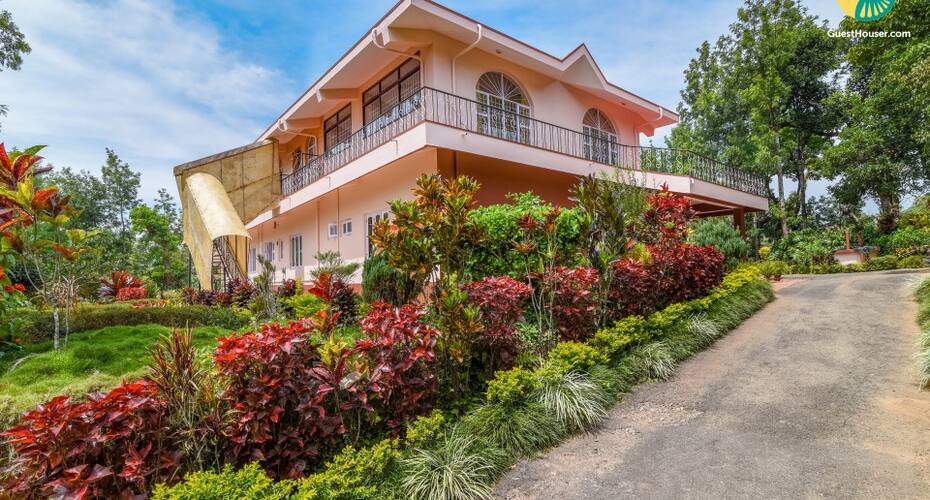 Homestay room for 3 near Raja's Tomb, Madikeri 4