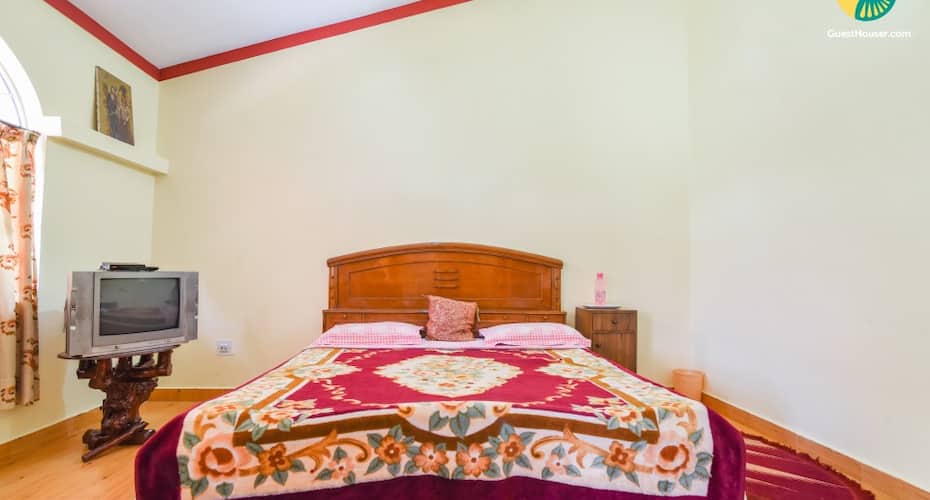 Homestay room for 3 near Raja's Tomb, Madikeri 5