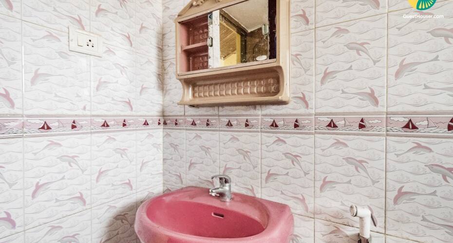 Private room for 3, 1 km from Candolim Beach, Goa 4