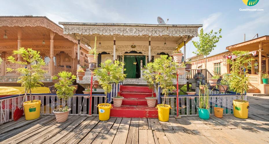 4-BR houseboat on Dal Lake, Srinagar 1