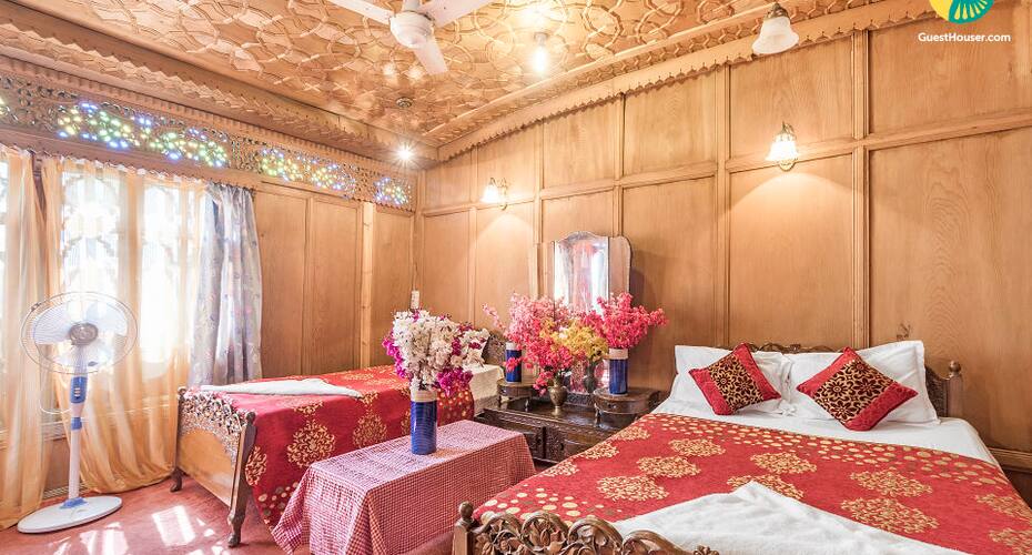4-BR houseboat on Dal Lake, Srinagar 4