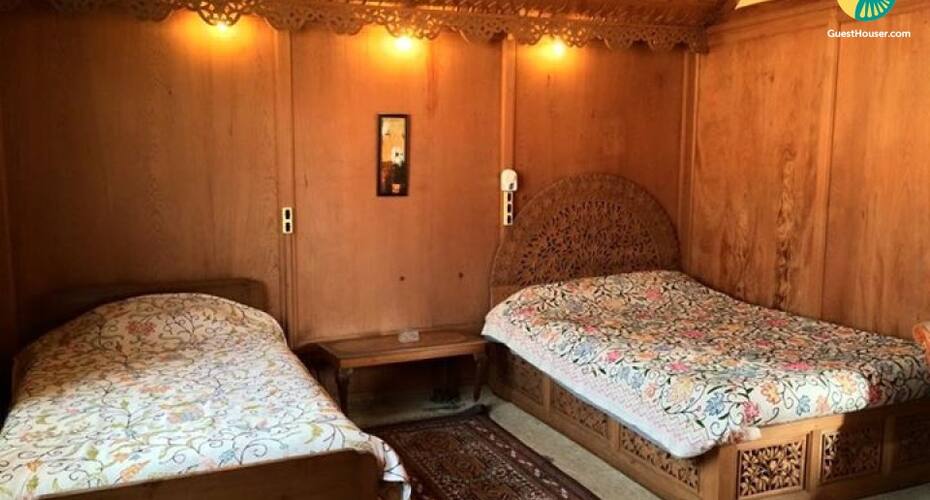 Private room for 3 in a houseboat, Srinagar 1