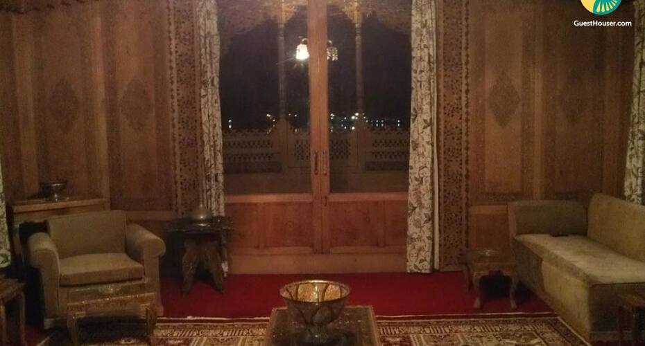 Private room for 3 in a houseboat, Srinagar 3