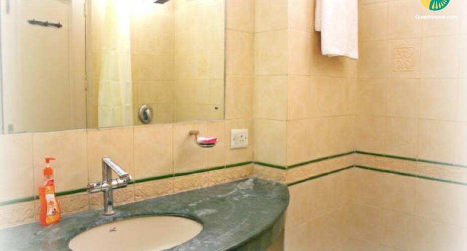 1-BHK for 3 in DLF Phase 4, Gurgaon 3
