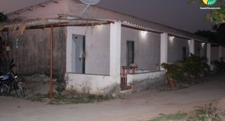 Couple room in a farmhouse, Mumbai 1