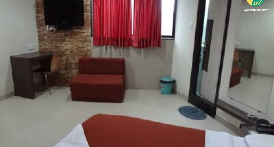 Private Room For 3 Guests, Mumbai 2