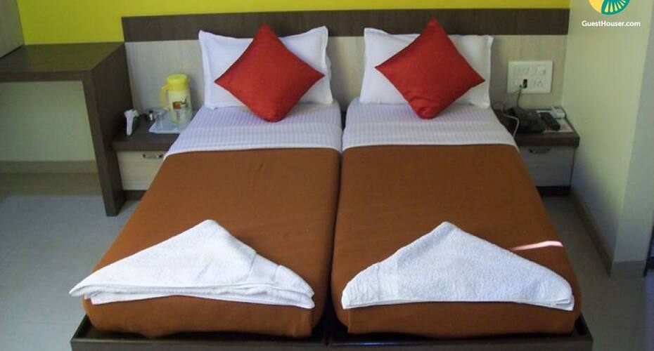 Private Room For 3 Guests, Mumbai 1