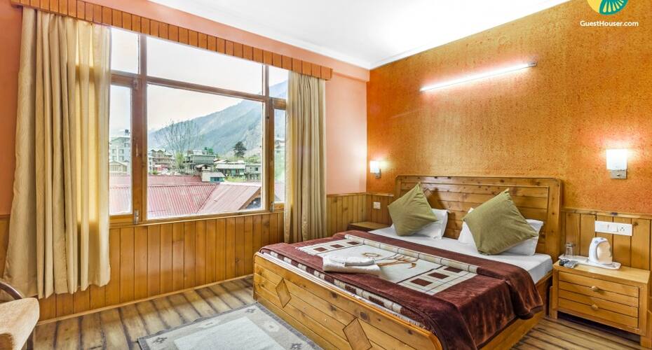 Tastefully done stay with a spectacular view, Manali 2