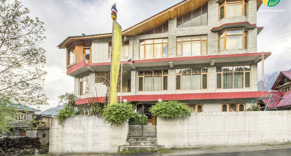 Tastefully done stay with a spectacular view, Manali 4