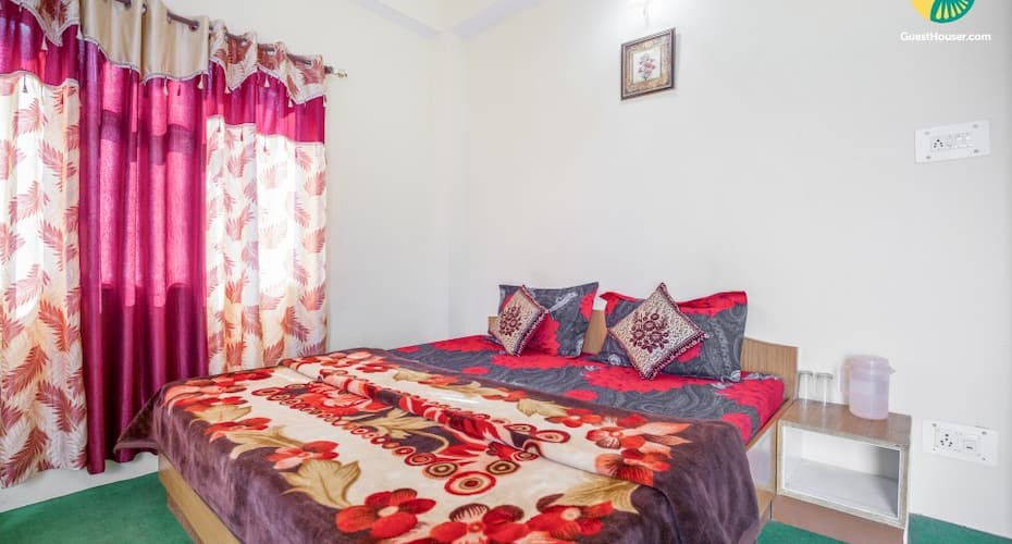 Well-appointed room with a scenic view, ideal for close friends, Shimla 2