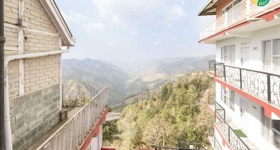 Well-appointed room with a scenic view, ideal for close friends, Shimla 1