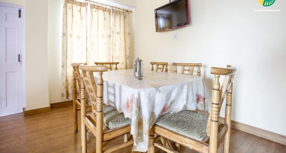 Well-appointed room with a scenic view, ideal for close friends, Shimla 3
