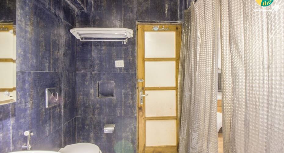 Tastefully done stay, 750 m from Mall Road, Shimla 3