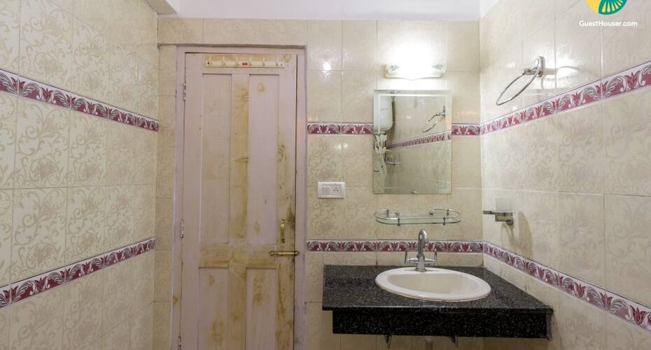 Restful room in a modest cottage, close to Manaslu River, Manali 2