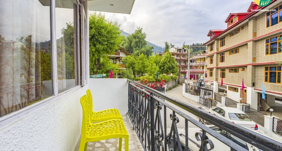 Well-appointed stay for three, 500 m from Mall Road, Manali 2