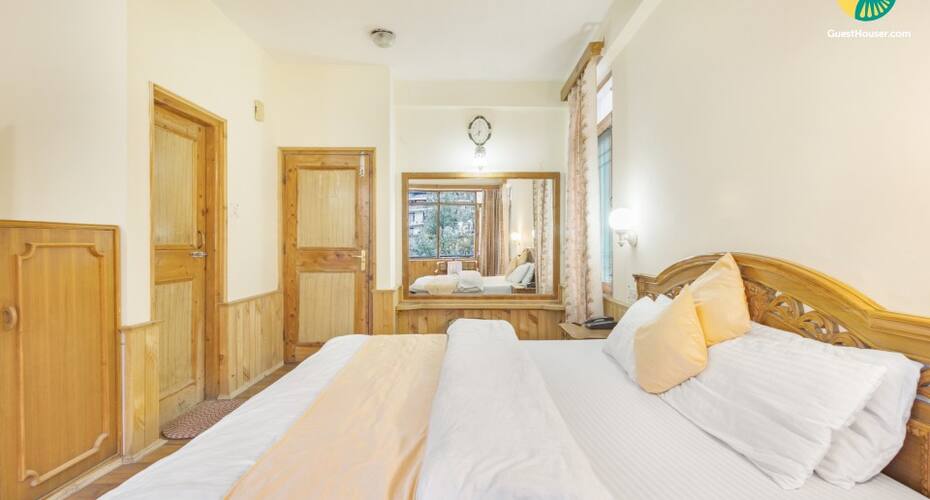 Well-appointed stay for three, 500 m from Mall Road, Manali 3