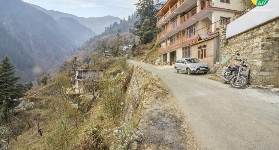 Restful abode for a romantic getaway, close to Beas River, Manali 2