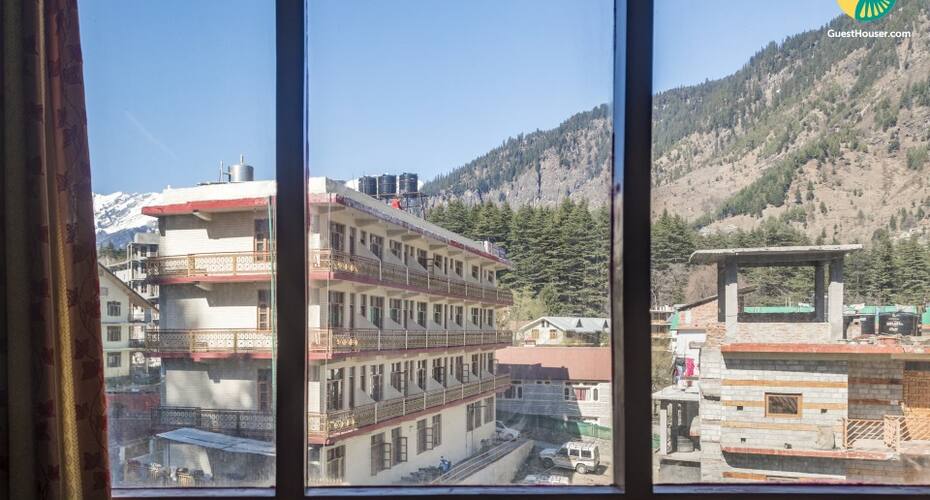 Well-appointed stay on Mall Road with a mountain-view, Manali 3