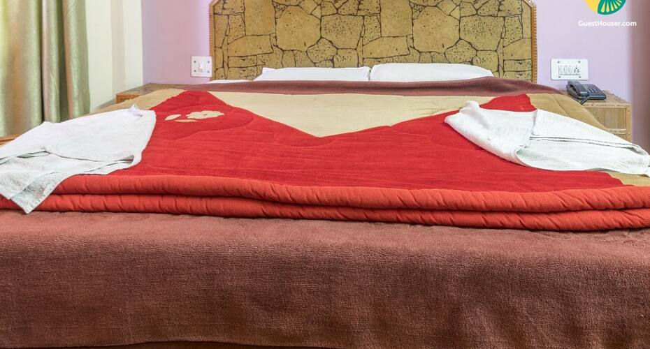 Well-appointed stay on Mall Road with a mountain-view, Manali 4
