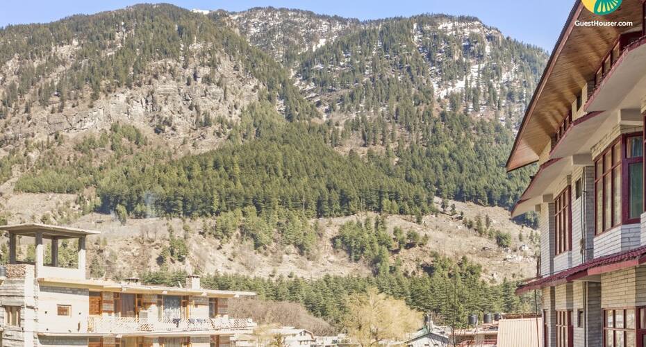 Well-appointed stay on Mall Road with a mountain-view, Manali 5