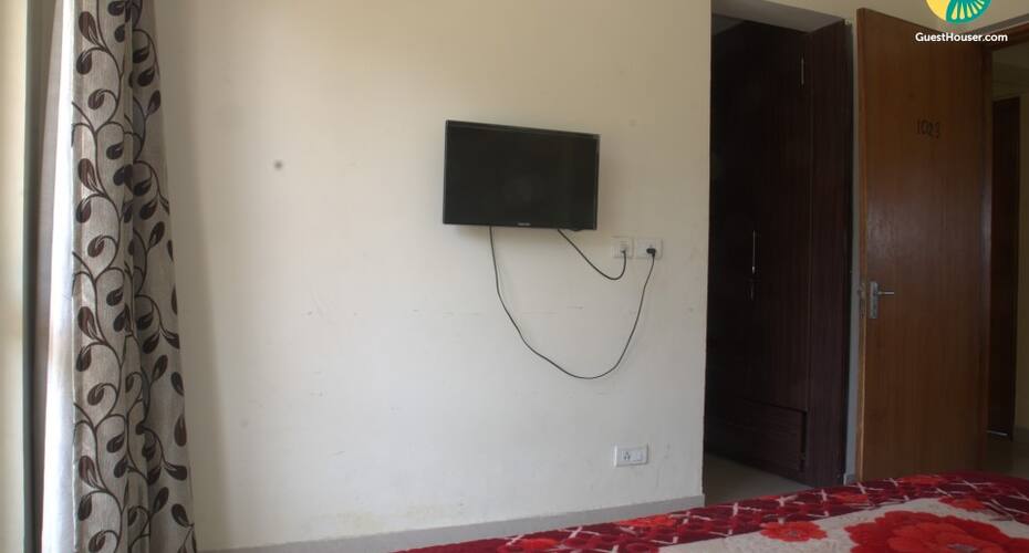Private room in an apartment for 3, Gurgaon 3
