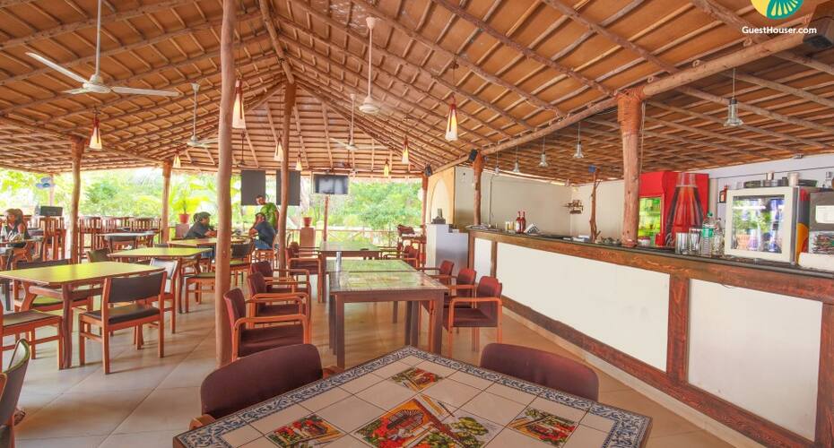 Modest room for 3, 1.1 km from Candolim Beach, Goa 2