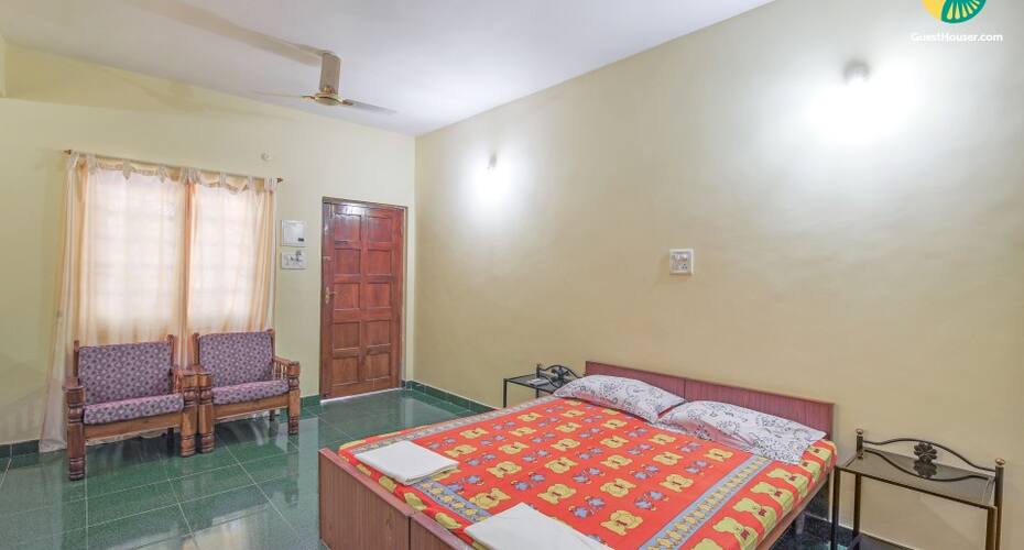 Modest room for 3, 1.1 km from Candolim Beach, Goa 3