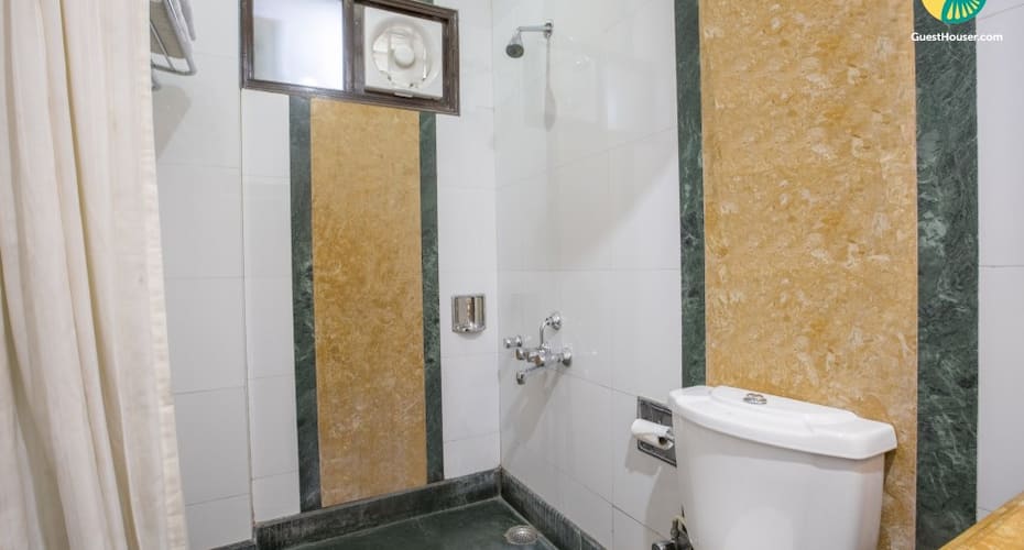 Well-appointed room for 4, ideal for friends/family, Shimla 3