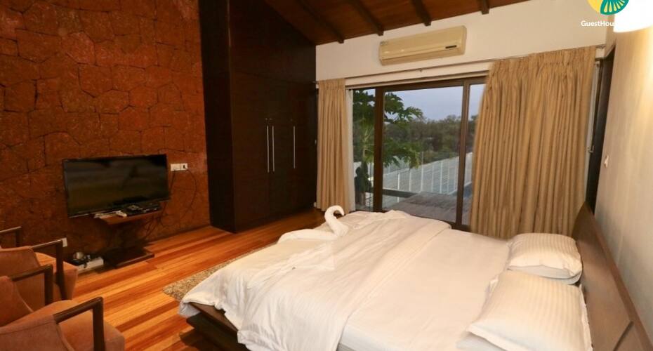 Lavish 4-BR villa with a private pool, 1 km from Candolim Beach, Goa 3