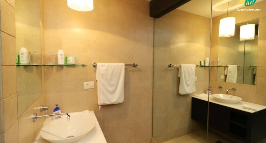 Lavish 4-BR villa with a private pool, 1 km from Candolim Beach, Goa 4
