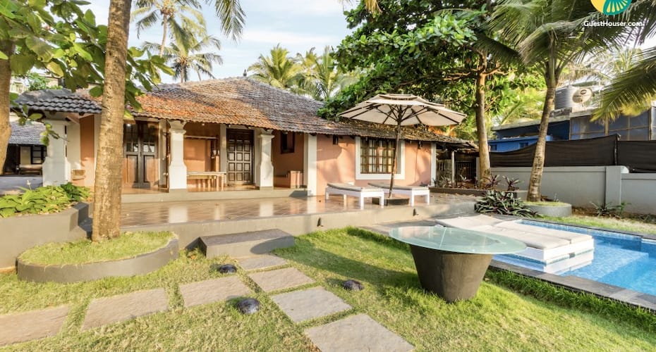 Rustic 4-bedroom villa for group getaways, 1.5 km from Cafe Mambos, Goa 2