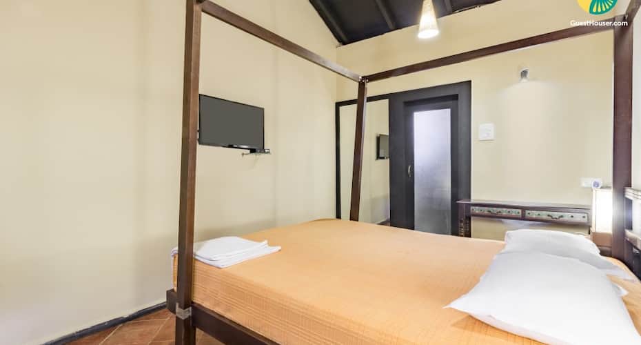 Rustic 4-bedroom villa for group getaways, 1.5 km from Cafe Mambos, Goa 4