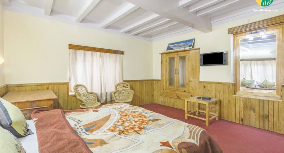 Room for 2 in a shared cottage, Manali 3