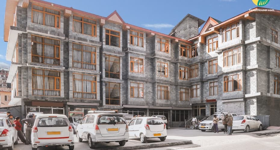 Well-appointed stay in proximity to Mall Road, Manali 1