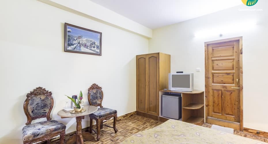 Well-furnished stay for two, close to Christ Church, Shimla 3