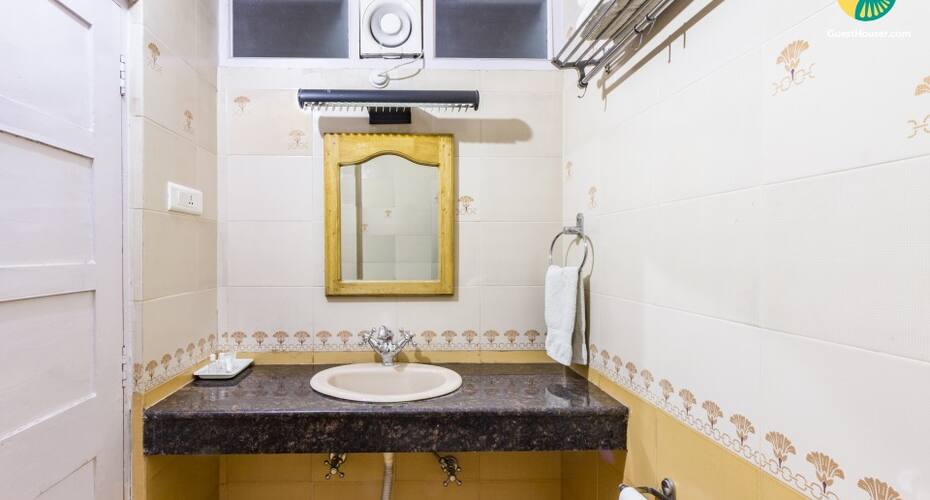 Well-furnished stay for two, close to Christ Church, Shimla 4