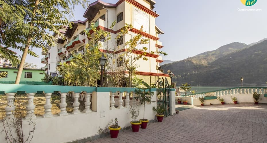 Well-furnished stay with a pool and spa, close to Shiva Cave, Shimla 3