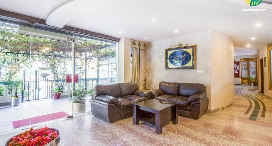 Well-furnished stay with a pool and spa, close to Shiva Cave, Shimla 4