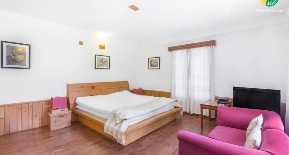 Tastefully done stay with a well-groomed garden, Manali 3