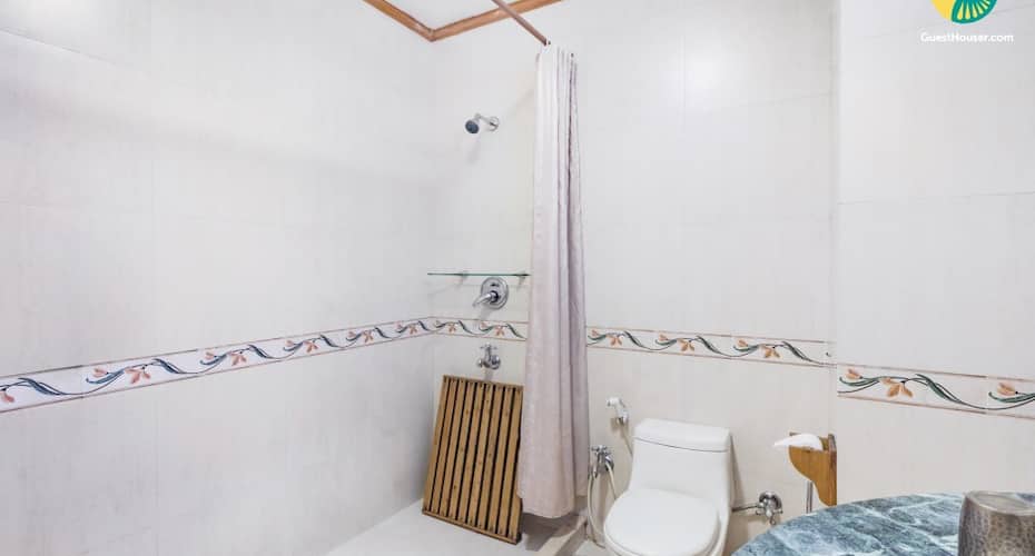 Tastefully done stay with a well-groomed garden, Manali 4