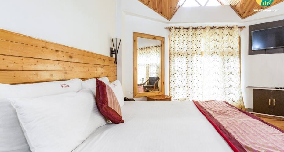 Well-furnished stay for those seeking modern comforts, Manali 2