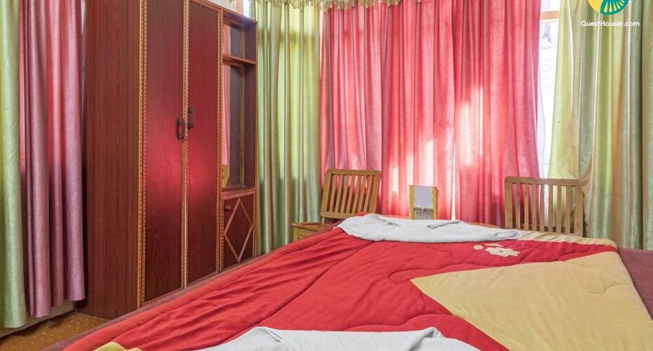 Well-appointed stay on Mall Road with a mountain-view, Manali 1