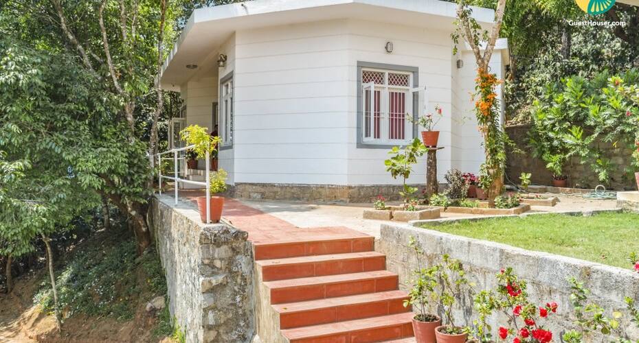 Well-furnished homestay with a picturesque view, Madikeri 1