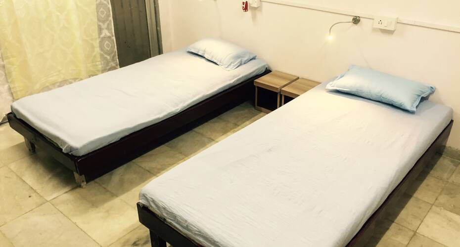 AC bedroom with wifi, Mumbai 4