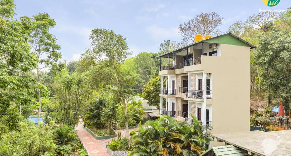 Cheerful stay with a pool and a spa, Coorg 4