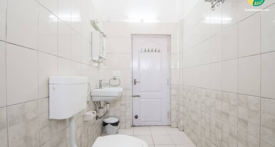 Well-furnished abode for three, 950 m from Ooty Lake, Ooty 3