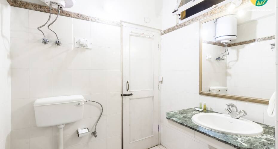 Restful single room in a tranquil abode, 1 km from Beas River, Manali 3
