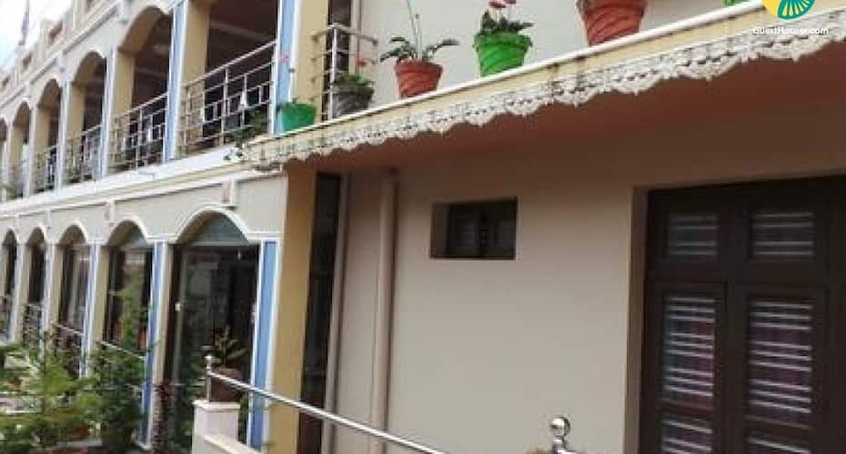 Well-appointed room for 3, 950 m from Rose Garden, Ooty 1